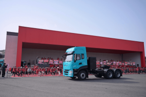 600度大电量，693匹大马力，专为资源类运输打造的东风天龙KL纯电牵引车实拍