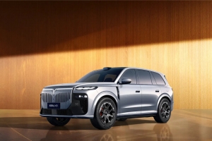 领先“境”“界”！岚图泰山X8全球首搭华为双15.6英寸大双联屏