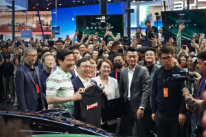 车展C位还得是比亚迪！E3馆人从众，大佬含量高